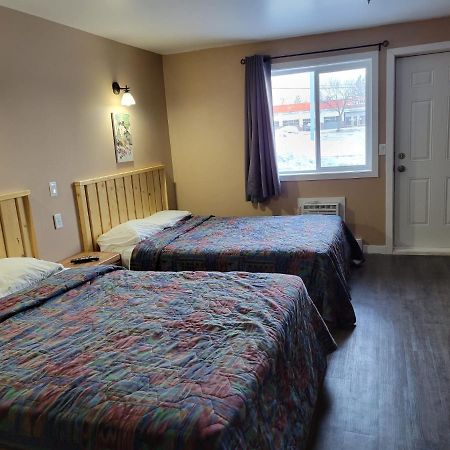 Lakewood Inn 100 Mile House Ngoại thất bức ảnh