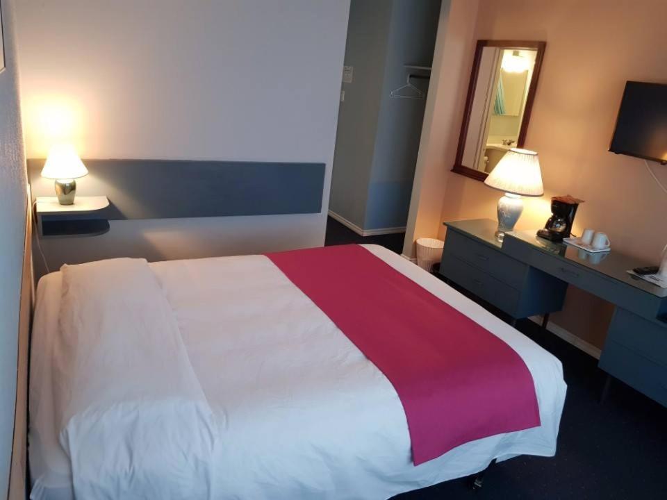 Lakewood Inn 100 Mile House Ngoại thất bức ảnh