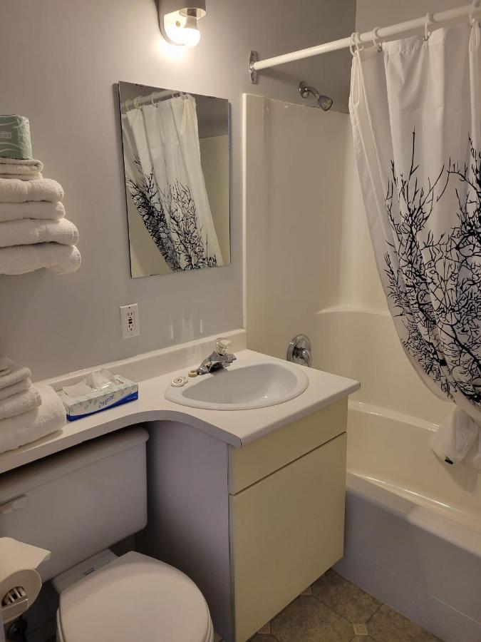 Lakewood Inn 100 Mile House Ngoại thất bức ảnh