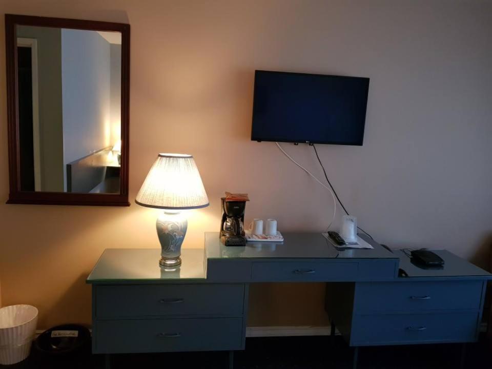 Lakewood Inn 100 Mile House Ngoại thất bức ảnh