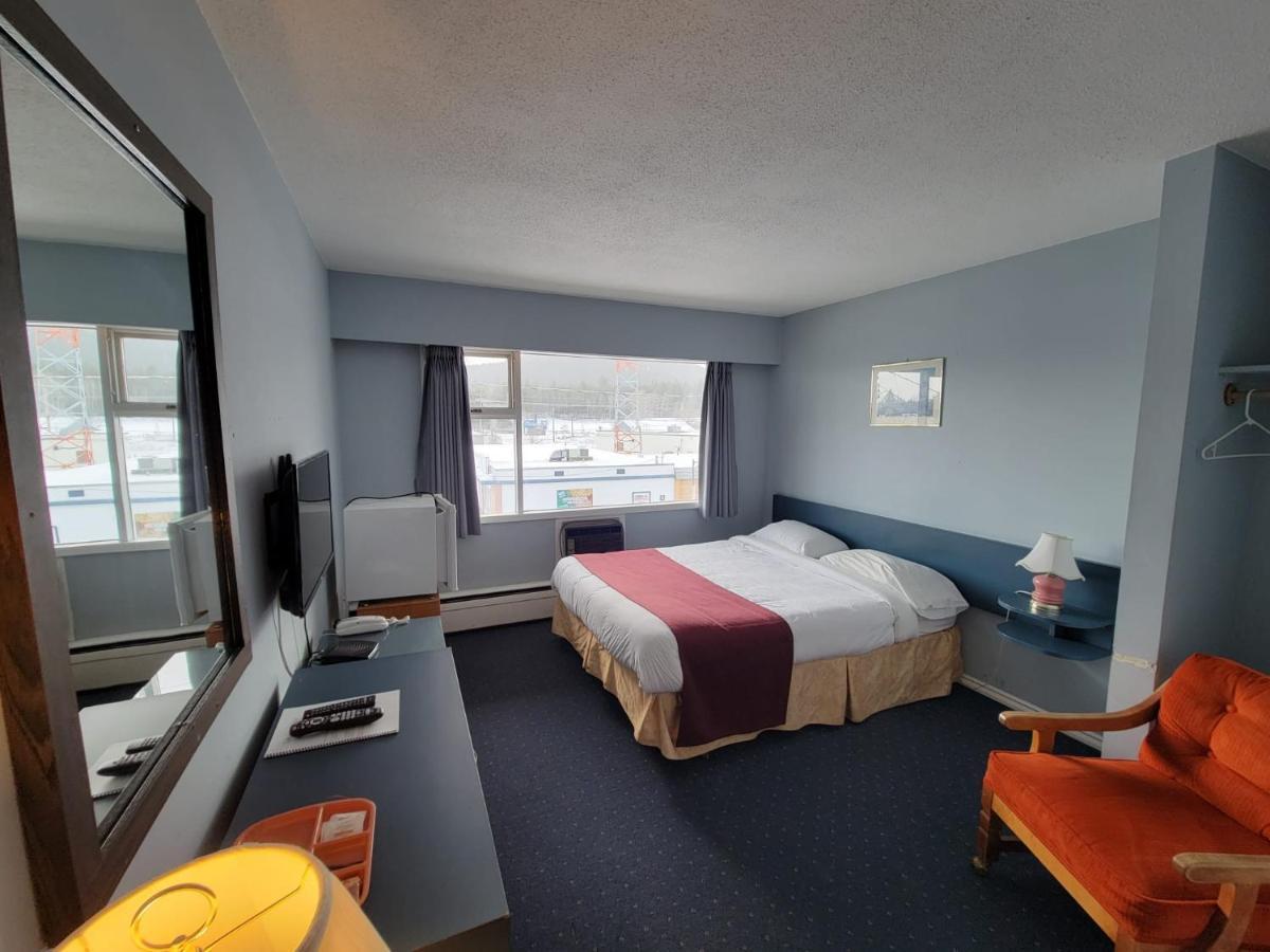 Lakewood Inn 100 Mile House Ngoại thất bức ảnh