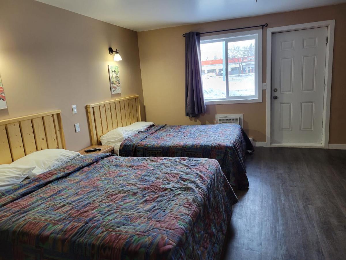 Lakewood Inn 100 Mile House Ngoại thất bức ảnh