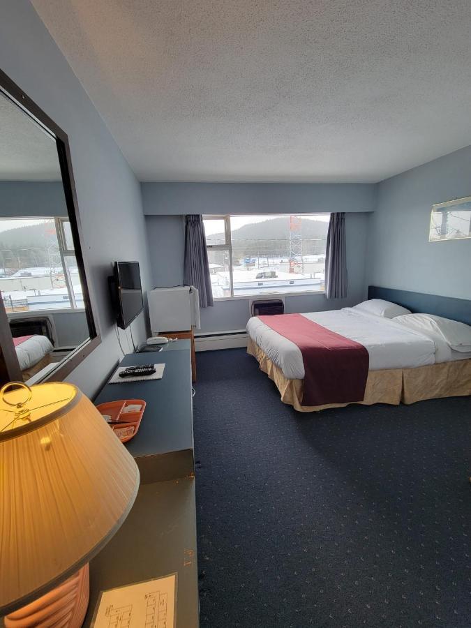 Lakewood Inn 100 Mile House Ngoại thất bức ảnh