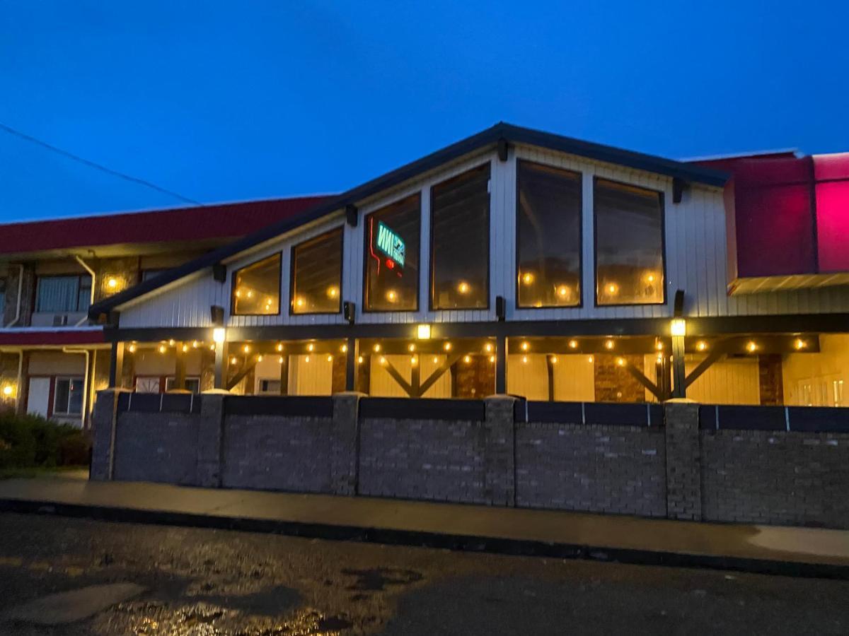 Lakewood Inn 100 Mile House Ngoại thất bức ảnh