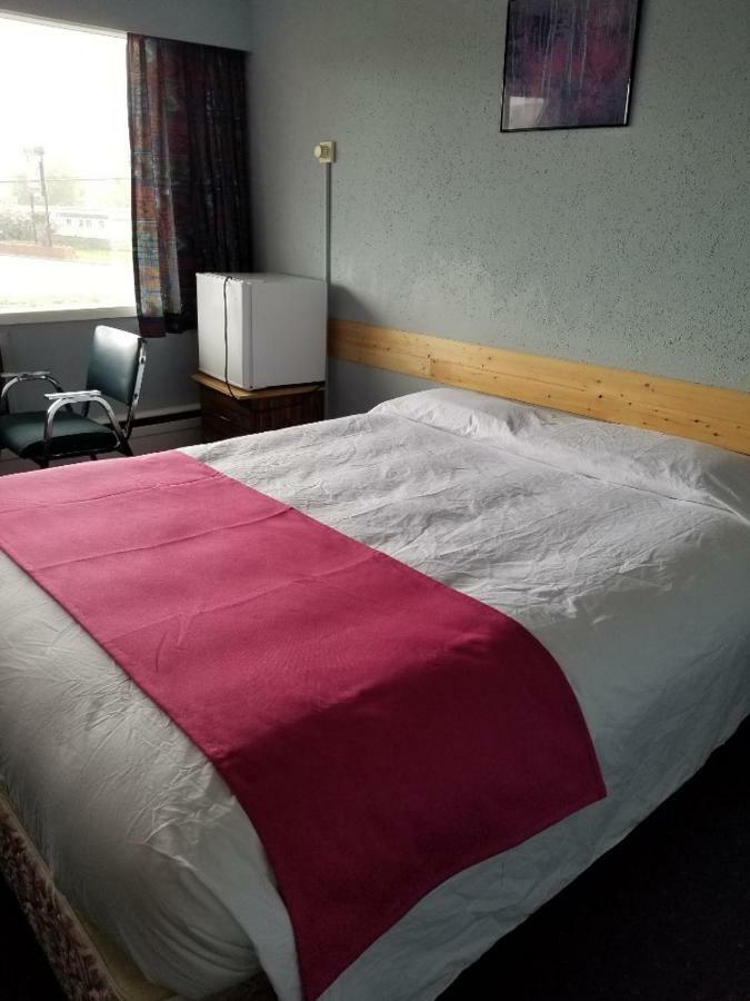 Lakewood Inn 100 Mile House Ngoại thất bức ảnh