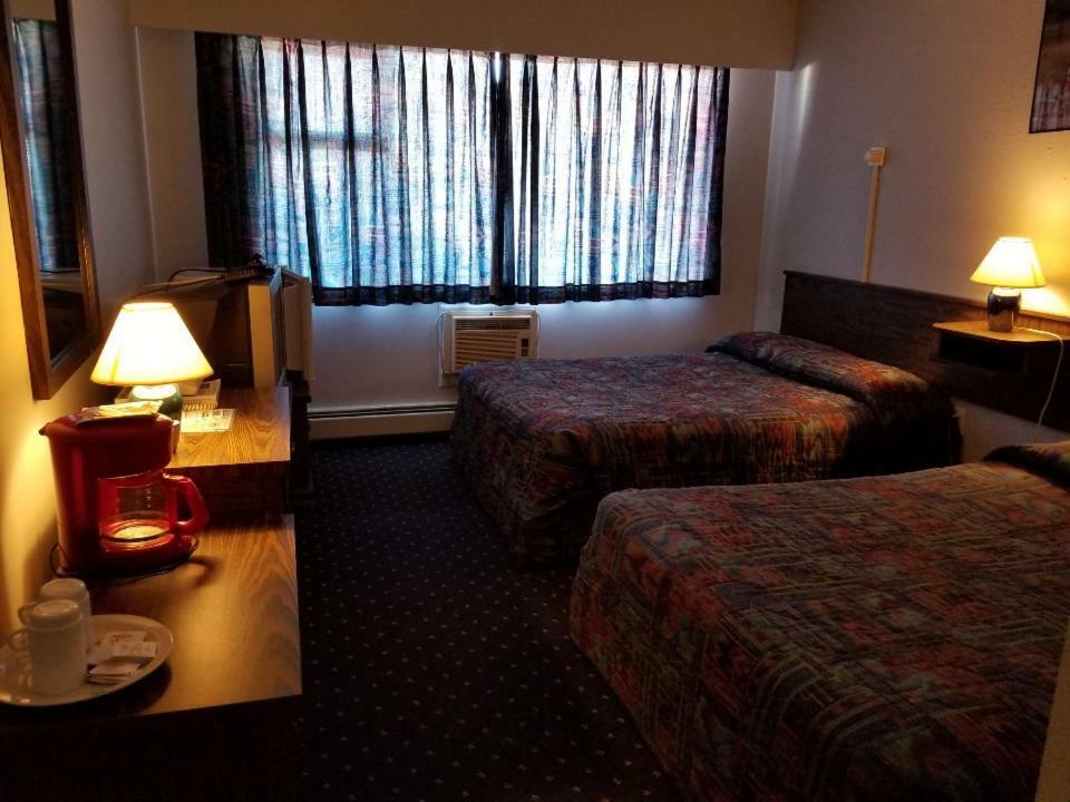 Lakewood Inn 100 Mile House Ngoại thất bức ảnh
