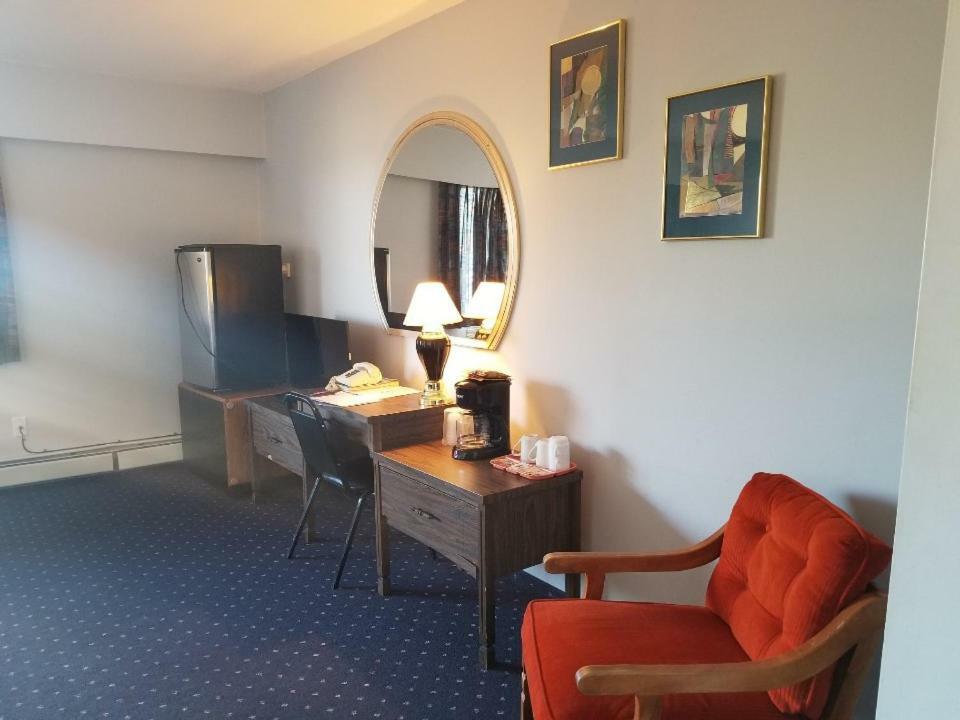 Lakewood Inn 100 Mile House Ngoại thất bức ảnh