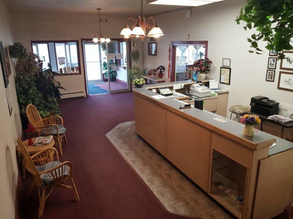 Lakewood Inn 100 Mile House Ngoại thất bức ảnh