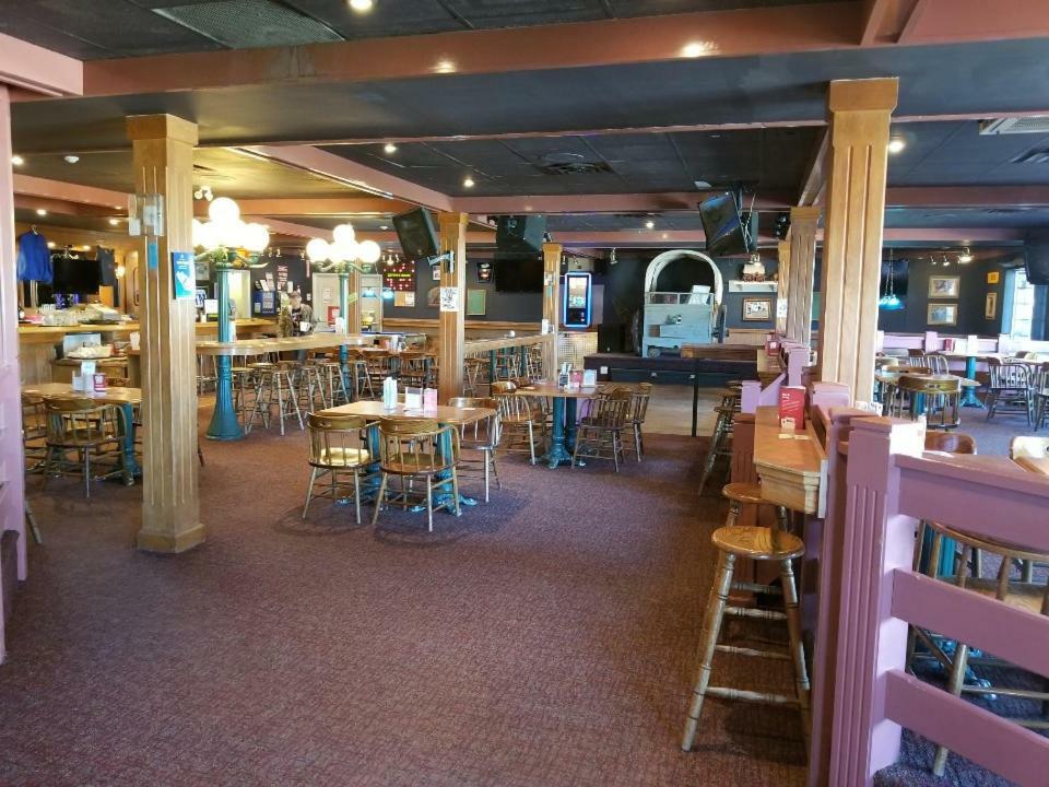 Lakewood Inn 100 Mile House Ngoại thất bức ảnh
